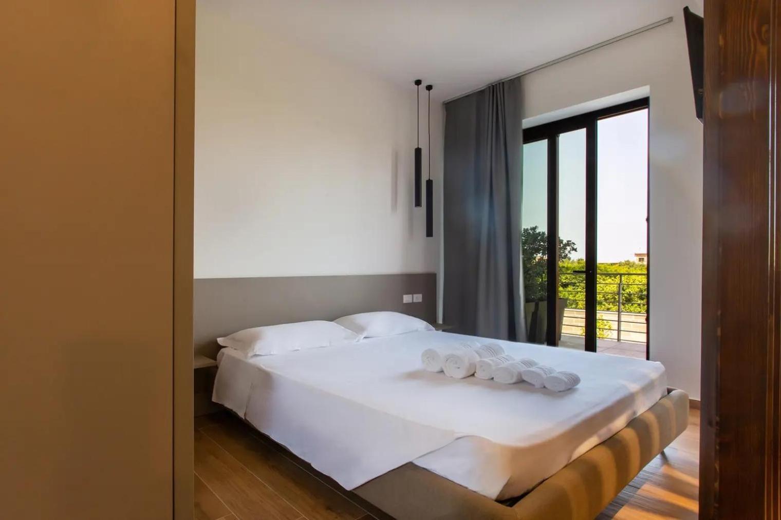 La Brisa Aparthotel Capo dʼOrlando Екстериор снимка